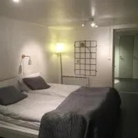 Rum centralt i Värnamo nära Naturpark Apladalen，韋納穆的飯店
