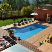 Villa Sitges Maria Sunny Oriented SW AC Confortable High Quality 5 star guest coments, hotel in Olivella