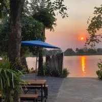 Ruen Thai Ban Rim Nam, hotell i Kamphaeng Phet