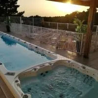 Logis Hotel Le Tropicana, hotel in Douville