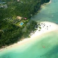 Malibu Beach Bungalows, готель у місті Чалоклум