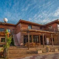 Polys Guest House, hotell i Katachás
