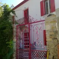 Epavli Sofia' s two Apartments in Horto, 30m from the sea, hotel en Chorto