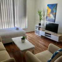 Bright 1 Bedroom Apartment 5km to Surfers Paradise, hotel in Ashmore, Gold Coast