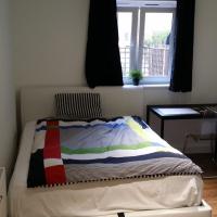 En-suite room, 1Gb fast Wi-Fi, Monitor, Kingsize bed, close Sainsbury's &Wandle PARK