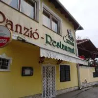 Czermann Panzió és Étterem โรงแรมในOroszlány
