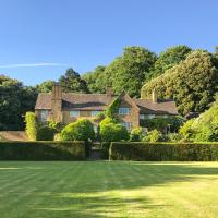 Dursley Chateau Sleeps 19 WiFi, hotel in Dursley