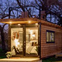 The Strazza House Cute Tiny Container House 12 min to Magnolia Silos, hotel near Waco Regional Airport - ACT, Bellmead