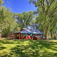 Quiet Durango Farmhouse w/ Beautiful Yard & Gazebo, hotelli kohteessa Durango