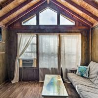 Everglades City Cabin with Boat Slip and Pool Access!, hôtel à Everglades City