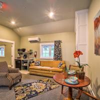 Welcoming Downtown Branson Cottage with Pool Access!