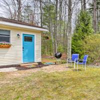 Cozy Suttons Bay Studio with Fire Pit Walk to Beach, hotel in Suttons Bay