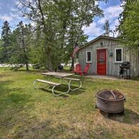 Charming Suttons Bay Cottage with Shared Waterfront!, hotel in Suttons Bay