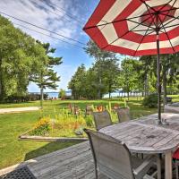 Lakefront Manitou Cottage Near Dwtn Suttons Bay!, hotel in Suttons Bay