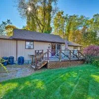 Bolton Landing में, होटल Walk to Beach! Bolton Landing Cottage w/ Deck