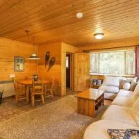 Romantic Riverfront Cottage - 1 Mile to Winthrop!, hotel en Winthrop
