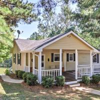 Lakefront Cottage with Private Hot Tub!, hotel a Buckhead
