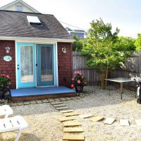 Charming Surf City Cottage - Steps to Beach and Bay!, hotel in Surf City