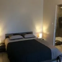 Thiviers में, होटल STUDIO proche gare avec kitchenette et wifi - porte rouge