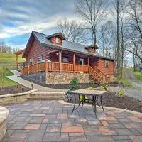 Rustic Dundee Log Cabin w/ Hot Tub & Forest Views!, hotel u gradu Dundee