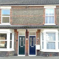 Victoria Road, comfortable 3 bedroom houses with fast Wi-Fi, hotel in Sittingbourne