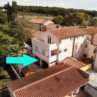 Apartments Sain with garden terrace near the beach, hotel v Poreči (Materada)