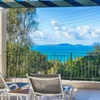 Spacious 4-Bedroom Villa with Private Pool and Stunning Sunset Views, 3 Minutes from the Beach, hotell sihtkohas Afiónas