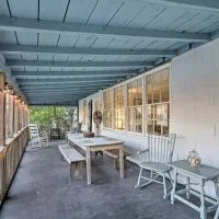 Pawleys Island House, - Steps to Beach & Creek!, hotel Pawleys Islandben