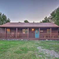 Broken Bow Starlight Cabin with Private Hot Tub!, hotel in Broken Bow