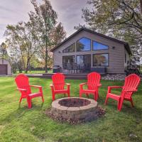Waterfront Cabin in Detroit Lakes with Deck and Yard, hotel in Detroit Lakes