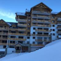 *NEW* Bellevue D’Oz Ski In Ski Out Luxury Apartment (8-10 Guests), hotel en Oz en Oisans , Oz