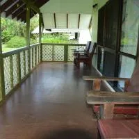Gina's Garden Lodges, hotel v Arutange