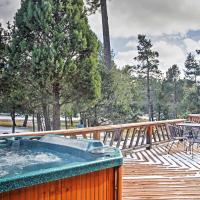 Rustic Alto Cabin with Hot Tub, Deck and Fireplace!, hotel in Alto