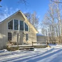 Lakes of the North Home on Snowmobile & ATV Trail!, hotel em Mancelona