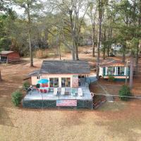 Lakeside Pleasure Island Cabin with Deck and Gas Grill, hotel in Farmerville