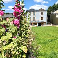 Claysun House - Sleeps 8 - Forest of Dean, hotel in Whitecroft