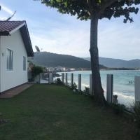 Casa praia frente ao mar, hotel di Armacao, Florianópolis