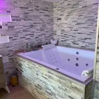 Le Menhir Jacuzzi Lit 200x200, hotel i Le Cendre