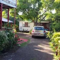 Shades Cottage Guesthouse, hotel en Blue Hole