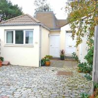 Willow Cottage, a Unique, Charming Cottage Situated In A Quiet Street In An East Lothian Village, hotel in Aberlady