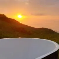 SeaView Retreat -Amazing Ocean Views and Outdoor bath โรงแรมในWaiuku