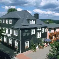 Hotel Drei Kronen, hotelli kohteessa Frauenwald