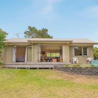 On The Green - Pauanui Holiday Home, hotel in Pauanui