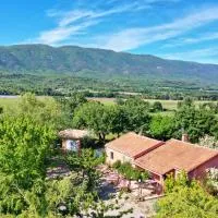 Villa piscine face au grand luberon Cereste, hotell i Céreste