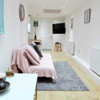 NEWLY REFURBISHED 2 BEDROOM APARTMENT IN THE HEART OF GREENWICH