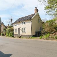 Woodlands, Eye, hotel in Eye