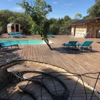 Spa Les Jardins De Chiron Lodges et Tiny House dans le sud、Sauveのホテル