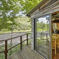 Adirondack Mountains Cottage Near Gore Mountain!, hotell i Warrensburg