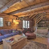 Cabin: Private Hot Tub, Walk to Pats Peak Ski Area، فندق في Henniker
