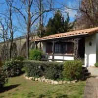The Petite Chalet Chambre d'hôtes, hótel í LʼIsle-Jourdain